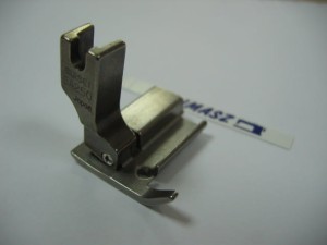 Oprzyrządowanie SUISEI nr kat. SA250 stopka standardowa ruchoma do lamownika / Hinged Binding Foot