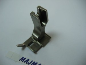 Oprzyrządowanie SUISEI nr kat. SAN95 stopka standardowa ruchoma do lamownika do maszyny z kroczącą igłą / Hinged Binding Foot for Needle Feed Machine