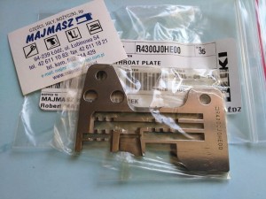 Część JUKI nr. kat. R4300J0HE00 / THROAT PLATE