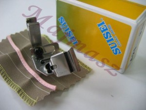 Oprzyrządowanie SUISEI nr kat. A21-4 stopka z lamownikiem obustronnie zwijającym / Bias Loop Piping Foot
