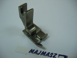 Oprzyrządowanie SUISEI nr kat. SAN105 stopka standardowa ruchoma do lamownika do maszyny z kroczącą igłą / Hinged Binding Foot for Needle Feed Machine