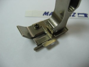 Oprzyrządowanie SUISEI nr kat. SGN50 stopka z ogranicznikiem do stębnówki z kroczącą igłą / Spring Guide Hinged Foot for Needle Feed Machine
