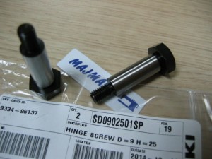 Część JUKI nr. kat. SD0902501SP / HINGE SCREW D=9 H=25