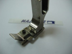 Oprzyrządowanie SUISEI nr kat. SGN10 stopka z ogranicznikiem do stębnówki z kroczącą igłą / Spring Guide Hinged Foot for Needle Feed Machine