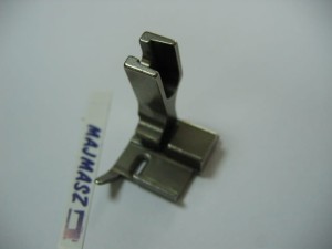 Oprzyrządowanie SUISEI nr kat. SAN150 stopka standardowa ruchoma do lamownika do maszyny z kroczącą igłą / Hinged Binding Foot for Needle Feed Machine