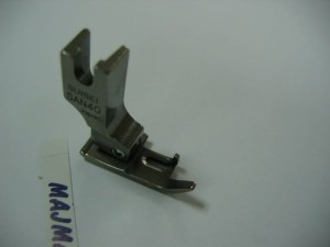 Oprzyrządowanie SUISEI nr kat. SAN40 stopka standardowa ruchoma do lamownika do maszyny z kroczącą igłą / Hinged Binding Foot for Needle Feed Machine