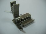 Oprzyrządowanie SUISEI nr kat. SAN250 stopka standardowa ruchoma do lamownika do maszyny z kroczącą igłą / Hinged Binding Foot for Needle Feed Machine