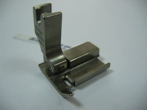 Oprzyrządowanie SUISEI nr kat. SAN250 stopka standardowa ruchoma do lamownika do maszyny z kroczącą igłą / Hinged Binding Foot for Needle Feed Machine