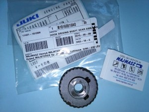 Część JUKI nr. kat. B18160510A0 / HOOK DRIVING SHAFT GEAR ASM, LARGE