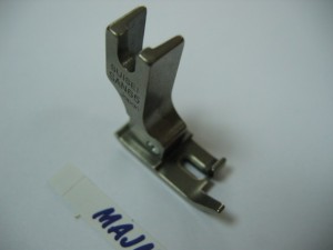 Oprzyrządowanie SUISEI nr kat. SAN65 stopka standardowa ruchoma do lamownika do maszyny z kroczącą igłą / Hinged Binding Foot for Needle Feed Machine