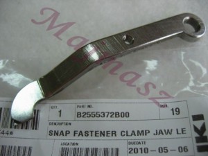 B2555-372-B00 łapka lewa do przyszywania małych guzików oryginał JUKI # B2555372B00